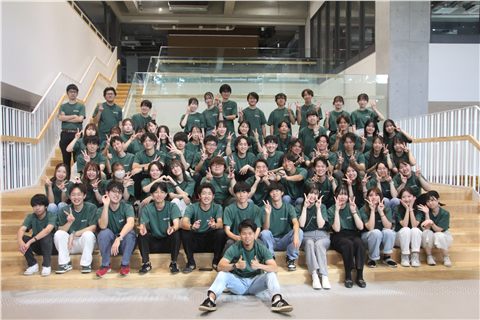 麗澤大学の学生アドバイザーが集まる様子